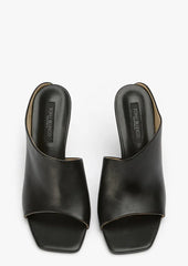 Model Black Nappa